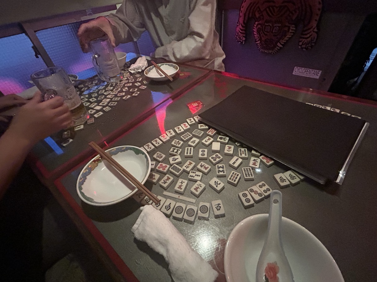 ジャギ飯店 麻雀牌テーブル