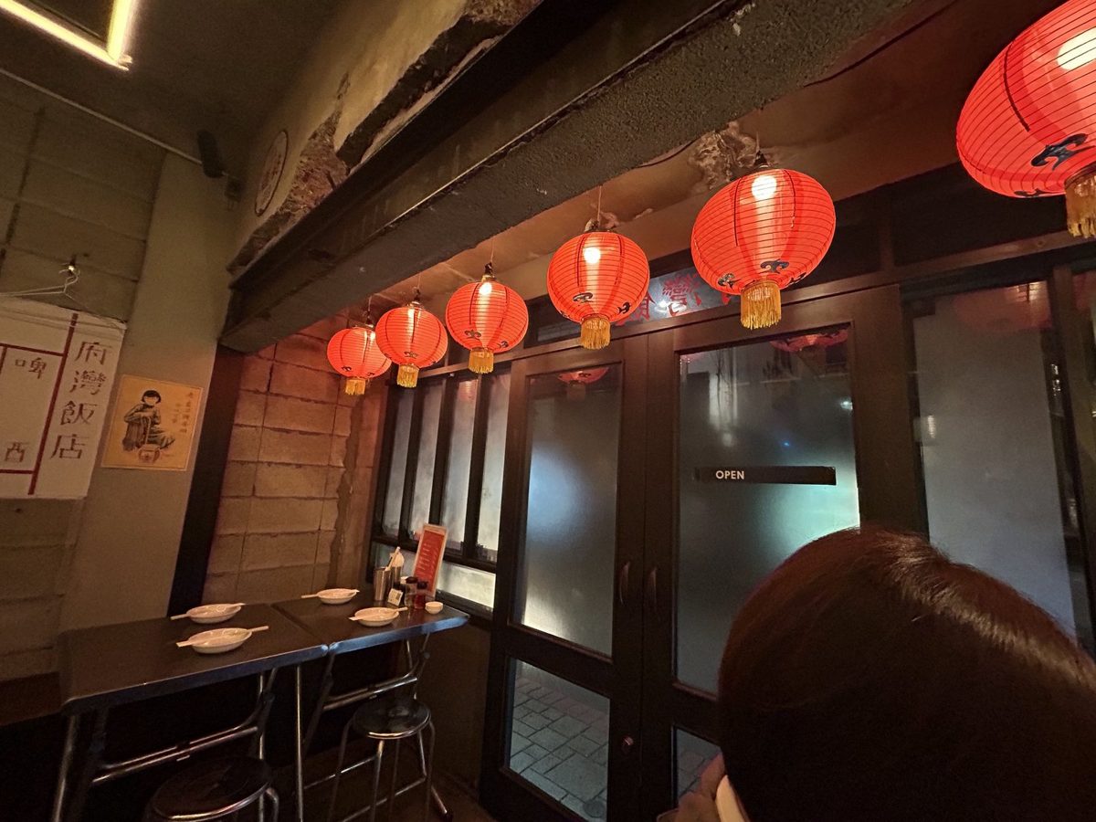 府灣飯店 赤い提灯が並ぶ店内